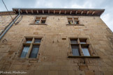 <center>Puycelsi</center>Maison Renaissance. Les ferrures terminées par un anneau scellées dans le mur (sarcets) servent à tendre des voilages.