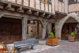 <center>Castelnau-de-Montmiral </center>Place de la mairie. Au fond, le pilier du pilori.