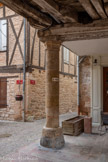<center>Castelnau-de-Montmiral </center>Place de la mairie. Le pilori.