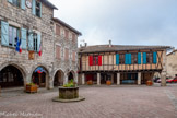 <center>Castelnau-de-Montmiral </center>Place de la mairie. L'hôtel de Villa à gauche.