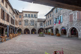 <center>Castelnau-de-Montmiral </center>Place de la mairie. Certains ont eu envie de trouver une régularité de bastide à ce village qui a su conserver son aspect médiéval jusqu’à nos jours.
La place des arcades, centre économique et social de la ville évoque les places bordées de couverts de nombreuses bastides.
L’absence du château entretient également cette confusion. Il se dressait sur l’extrémité occidentale du mamelon, carré parfait avec cour intérieure, mais désaffecté depuis le XVIIe siècle, il a été démoli au début du XIXe siècle. Ce château disparu prouve néanmoins que CASTELNAU-DE-MONTMIRAL appartient plutôt à la famille des castelnaux qu’à celle des bastides.