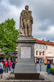 <center>Gaillac</center>La place de la LibérationLa place de la Libération, au cœur de la ville de Gaillac, n’a pas toujours porté ce nom, elle se nomme ainsi depuis 1945. D’abord Jardin Royal avant 1792, puis Jardin National, elle prend le nom de place Dom Vaissète, en 1866, puis du Maréchal Pétain, en 1941.
À l’origine il existait deux espaces, l’un entouré de murs, planté d’arbres et pour accéder à l’autre partie, les fossés de Sébastopol, il fallait emprunter un escalier. L’autre, le Barry, était un espace sans arbre, au milieu duquel passaient le chemin Royal puis la Nationale 88.
C’est, en 1857, que le conseil municipal décide d’aménager une grande place de 142 m de long et 29 m de large. En 1882, le raccordement de la place se fait avec les fossés de Sébastopol. En effet, on se trouve sur les anciens fossés qui entouraient le mur d’enceinte de la ville.
En 1903, pour faciliter la circulation, l’escalier qui relie les deux espaces est démoli.
À cette époque des kiosques de fleurs, journaux. En 1914, la place accueille un kiosque à musique qui est démoli en 1954 car trop proche d’une artère passante. Statue de  Jean Joseph d'Hautpoul, port à Eylau en 1807..