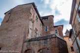 <center>Gaillac</center>Hôtel Peyre de Brens. Au sommet du bâtiment, on aperçoit un crénelage qui devait s’étendre sur tout le pourtour du bâtiment. Des gargouilles de pierre sculptées, figurant un chien, un lion et un lion ailé, témoignent par leur emplacement que les couvertures actuelles n'existaient pas primitivement avec cette disposition