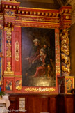 <center>Gaillac</center>L’église Saint-Pierre. Retable de St Pierre. Deux panneaux historiés décorent la partie base du centre du retable.
Saint Mathieu : Assis dans un fauteuil à haut dossier, Mathieu, barbu, vêtu d'un grand manteau à large col et coiffé d'un chapeau pointu, tient une canne de la main gauche. De sa main droite il soupèse l'une des trois bourses placées sur une table recouverte d'une lourde nappe quand son regard est attiré par un halo et des raies de lumière venant du plafond de la pièce et de la seule fenêtre qui l'éclaire en touchant jusqu'à l'auréole qui encadre son visage. Ainsi est représenté l'épisode où le percepteur Mathieu vient d'entendre la voix du Seigneur lui demandant de le suivre. Avec une facture assez populaire, le sculpteur a représenté sur le même panneau les trois moments de la vocation de Mathieu : son travail de trésorier, la réception du message divin qui va transformer sa vie et sa conversion immédiate avec la figuration de son départ marqué ici par son vêtement et sa canne de pèlerin.