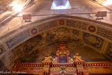 <center>Gaillac</center>L’église Saint-Pierre. Retable de St Pierre.  La peinture du fronton représente Dieu le Père au-dessus de la colombe du Saint-Esprit.