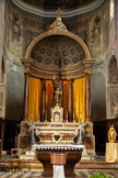 <center>Gaillac</center>L’église Saint-Pierre. Le chœur à pans coupés, a été rebâti dans un style néo-roman entre la fin du XVIIIe et le début du XIXe. Retable en bois taillé, peint (faux marbre), à une seule travée composé d'une niche à coquille encadrée de colonnes et de volutes. Entablement sans fronton.