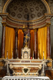 <center>Gaillac</center>L’église Saint-Pierre. Le chœur. Autel galbé, en marbre, surmonté d'un tabernacle sans ailes, sommé d'une croix, et d'un ciborium formé d'un dais en cul-de-four supporté par quatre colonnes corinthiennes. 18e siècle. Statue de Saint Pierre tenant les clefs.