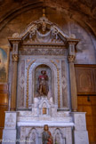 <center>Gaillac</center>L’église Saint-Pierre. Retable en bois sculpté, peint et doré.
Un compartiment délimité par deux colonnes isolées, cannelées, à chapiteaux corinthiens, accompagnés par deux pilastres cannelés à chapiteaux doriques.
Au centre, niche cintrée avec la statue de saint Roch
Couronnement : entablement dont la frise très large est ornée d’amples rinceaux et deux volutes en appui l’une contre l’autre.