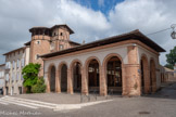 <center>Gaillac</center>Place du Griffoul. Principale place de marché de la ville, elle est bordée d’arcades maçonnées destinées à protéger chalands et marchands. A l’image de la maison du XVe siècle dotée d’un solelhon destiné au séchage des marchandises, certaines parties des immeubles de la place sont appareillées en pans de bois.