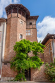 <center>Gaillac</center>Place du Griffoul. Tout en haut, le solelhon destiné au séchage des marchandises.