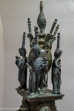 <center>Gaillac</center>Groupe décoratif de la Fontaine du Griffoul. L’origine du décor et le choix du fondeur concernant le personnage s'appuyant sur une massue sont à rechercher parmi les figures de l’Antiquité retrouvées dans des fouilles à Rome au XVIe siècle. Parmi des nombreuses trouvailles de cette période, 3 sculptures semblent avoir servi de modèle à ce fondeur : le Faune Borghèse, l’Hercule commode et l’Hercule Farnèse. Ces découvertes sont rentrées dans de grandes collections chez des Pinces romains ou des papes. Ces découvertes ont été largement diffusées par le biais de petites sculptures décoratives, par la gravure ou la peinture servant très largement de modèles à un grand nombre de copies ou d’œuvres s'en inspirant.
Par ailleurs, le motif des enfants supportant les tuyaux de la partie supérieu, est à rechercher dans plusieurs modèles réactualisés par des artistes de la Renaissance mais dont l’origine est antique. La plus probable est celle des « Putti », porteurs de corbeilles comme semble en attester la position des bronzes de la fontaine. Ce modèle d’angelots porteurs de paniers a été très largement diffusé à partir du XVIe siècle par de nombreux artistes et par la gravure (Raphaël..)