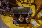 <center>Gaillac</center>Alambic de laboratoire. Première moitié du 20e siècle. Cuivre, fer.  Donné au musée par l'ancienne cave coopérative Saint-Michel de Gaillac, cet alambic servait à analyser l'acidité volatile du vin. Les récipients de cuivre permettaient d'étudier simultanément 3 vins différents. Une source de chaleur était positionnée en dessous, tandis que la cuve était remplie d'eau froide pour créer une distillation. Grâce à une réaction chimique entre le distillat et de la liqueur de soude, les spécialistes s'assurer que le vin n'avait pas tourné au vinaigre…