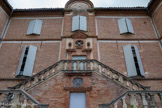 <center>Gaillac</center>Château de Foucaud. Le château de Foucaud est construit au XVIIe siècle, à l'instigation de Jacques de Foucaud, qui associe à son projet son frère Arnaud à partir de 1658. Ce dernier devient d'ailleurs rapidement le seul propriétaire du domaine. En 1722, l'édifice entre dans la famille d'Huteau par mariage, famille qui lui donne aussi son nom. Au XIXe siècle, le 18 mai 1870, Valentine d'Huteau épouse Bernard de Puységur (fils du député Auguste de Puységur), et lui transmet le château. Arnaud de Puységur le vend à la mairie de Gaillac en 1903. Le plan du château de Foucaud est largement inspiré de la célèbre villa d'Este. Le style classique s'adapte bien à la brique rouge locale.

S'élevant sur deux étages, ses façades se découpe en cinq travées, dont celles aux extrémités sont en légère saillie. Elles sont surmontées par un petit fronton semi-circulaire. A l'ouest, l'entrée donne sur un double-escalier, s'ouvrant sur des terrasses successives.