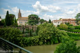 <center>Lisle-sur-Tarn</center>Vue depuis l’entrée principale de la ville avec ses jardins étagés. A gauche, clocher de  l’église Notre Dame de la Jonquière. Lisle-sur-Tarn fut fondée au XIIIesiècle par Raymond VII, Comté de Toulouse. Elle est la seule Bastide Tarnaise de plaine possédant un port.
Son nom vient du fait qu’elle fut implantée sur une île naturelle : une langue de terre dénommée ”ILA” entourée par le Tarn et deux de ses affluents.
Située au cœur du vignoble de Gaillac, Lisle-sur-Tarn, commune de plaine et de coteaux, jouit d’une situation privilégiée à mi-chemin entre Toulouse et Albi.