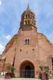 <center>Notre Dame de La Jonquière de Lisle-sur-Tarn</center>Notre Dame de la Jonquière en impose par ses dimensions et son clocher octogonal de style toulousain ayant, du haut de ses 50 mètres, servi de tour de guet. Fêtée le 15 août, jour de Notre Dame de l’Assomption, cet édifice a été dénommé ainsi en 1282.
De la construction de cette époque, il ne subsisterait que la porte latérale romane qui aurait été l’entrée de l’église primitive. Lorsque la population de la ville eut augmenté, et que ses richesses se furent accrues, on songea à bâtir une église de plus vastes proportions. L’église actuelle a été achevée au XVIème siècle, et régulièrement enrichie tout au long des XVIIème et XVIIIème siècles.
