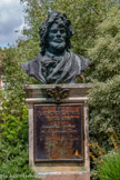 <center>Notre Dame de La Jonquière de Lisle-sur-Tarn</center>Buste de Raymond Lafarge, 1856-1684. Dessinateur - graveur.