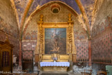 <center>Notre Dame de La Jonquière de Lisle-sur-Tarn</center>Chapelle «Saint-Michel».
Dans son état actuel, l'ornementation de la chapelle Saint-Michel date du XVIIIème siècle.
Elle est due à Jean-François Gélis (1693 -1753), membre d'une grande famille lisloise, enrichie dans le commerce et anoblie par la suite.
En 1745, comme l'atteste une inscription au bas du retable, Monsieur Gélis offre la décoration et le réaménagement de cette chapelle et demande à y être enterré. Chapelle «Saint-Michel».
Dans son état actuel, l'ornementation de la chapelle Saint-Michel date du XVIIIème siècle.
Elle est due à Jean-François Gélis (1693 -1753), membre d'une grande famille lisloise, enrichie dans le commerce et anoblie par la suite.
En 1745, comme l'atteste une inscription au bas du retable, Monsieur Gélis offre la décoration et le réaménagement de cette chapelle et demande à y être enterré. Autel galbé surmonté d'un tabernacle sur gradin. Peinture sur toile encadrée de deux colonnes torses soutenant un entablement sommé de deux pots à feu aux extrémités.