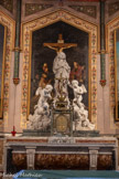 <center>Notre Dame de La Jonquière de Lisle-sur-Tarn</center>Le maître autel.
Du XVIIIème siècle, les marbres polychromes et lambris proviennent de la chapelle des Augustins.
Les anges adorateurs (1612-1694) seraient dus au sculpteur PUGET La statue de la Vierge, les mains croisées sur sa poitrine, placée en 1873, est une ouvre de L.J. NELLI.
La tabernacle, avec sa porte en cuivre ciselé avec le Triangle trinitaire, est surmonté d’un crucifix avec le sindon (suaire) et la sphère du monde reposant sur l’Evangile muni des 7 sceaux de l’Apocalypse. Triangle trinitaire.