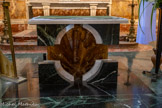 <center>Notre Dame de La Jonquière de Lisle-sur-Tarn</center>Créé en 1993 par Josette CHAHIAN d'Eaunes (31600), selon les normes liturgiques définies par Vatican II. L'autel, de dimension modeste, s'inscrit dans la continuité de ce qui existait déjà : Les matériaux (marbre, résines et cristaux) combinés à la lumière veulent signifier la résurrection du Christ sortant du tombeau.
L’éclatement de la composition traduit le dynamisme de la victoire du Christ sur la mort.