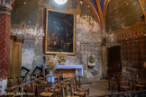 <center>Notre Dame de La Jonquière de Lisle-sur-Tarn</center>Chapelle Saint Roch.
L'arc d'ouverture de la chapelle est en ogive et présente la particularité d'un second arceau à l'intérieur.
La fenêtre est en grande partie murée, mais son dessin permet peut-être d'en situer la taille autour de 1300.
Sur les murs du fond de la chapelle sont représentés les tours et les créneaux de la Jérusalem Céleste.
Nous savons que la chapelle a été repeinte en particulier en 1616, mais les peintures actuelles semblent dater du XIXème siècle.
Elle a été d'abord dédiée à Saint-Jacques le Majeur.
On y a ajouté Saint-Roch, protecteur des pestiférés, après une terrible épidémie de peste en 1653 qui a ravagé la ville et la campagne. L’intérêt de la chapelle vient surtout du tableau «Saint-Roch soigné par l'Ange, œuvre d’Ambroise Frédeau, religieux augustin au couvent de Toulouse de 1640 à sa mort (1589-1673). Il est daté de 1650 et a été fait pour le couvent des Augustins.de Lisle où existait, semble-t-il, très tôt, une chapelle consacrée à Saint-Roch.
Il relate un épisode de la vie du saint : atteint de la peste, il se réfugie dans un endroit isolé où il est nourri par un chien.