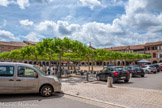 <center>Lisle-sur-Tarn</center>La place Paul Saissac. La Bastide est une ville nouvelle médiévale fondée au XIIIe siècle par Raymond VII, comte de Toulouse, après la tragique destruction du site de Montaigut lors de la croisade des Albigeois.