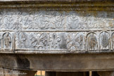 <center>Lisle-sur-Tarn</center>La fontaine du ’’Griffoul”. Elle est ornée de décors en relief parmi lesquels la fleur de lis et la croix de Toulouse, indiquant l’union du comté de Toulouse à la couronne dé France.