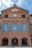 <center>Lisle-sur-Tarn</center>L’ancienne mairie : Lisle-sur-Tarn est devenue commune à la Révolution Française, ce bâtiment abritait le premier Hôtel de Ville. Sur le fronton de 1789 figurent le blason de la ville et l’horloge communale. Grâce à sa charte de franchise, la bastide était gouvernée par des consuls.