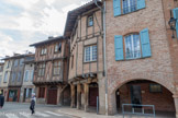 <center>Lisle-sur-Tarn</center>Les couverts ont été remaniés au cours des siècles, mais l’angle situé sur le côté droit de la mairie donne une idée de leur état d’origine. C’est sur cette place qu’avaient lieu les foires et les marchés.