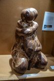 <center>Lisle-sur-Tarn</center>Musée Art du Chocolat. Le baiser. Michel Thomaso-Defos (copie de Marie- Madeleine Gautier). Le thème du baiser est un intemporel de l'histoire de l'art II fut représenté par de nombreux artistes. Parmi les plus connus, citons Le Baiser à la dérobée (autour de 1780), peinture rococo réalisée par Jean-Honoré Fragonard (1732-1806), Le Baiser (1908-1909) de Gustav Klimt (1862-1918), un des fondateurs du mouvement Art Nouveau et de la Sécession de Vienne. Enfin, le sculpteur Auguste Rodin (1840-1917) a créé la sculpture iconique Le Baiser (1889) en marbre.