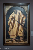<center>Le musée Goya.</center>Javier BUENO
(VERA DE BIDASOA. 1915 - FIESOLE DE CALOINE, 1979)
Le Combattant espagnol
1938
HUILE SUR TOILE
Ce soldat blessé, à la présence imposante, est directement inspiré du Saint Sérapion de Zurbarân. Le jeune homme à la tête penchée, au regard triste, semble découvrir le sang qui s’écoule de sa blessure. Les mains et les pieds sont disproportionnés et accentuent le traitement très expressif de cette représentation. Bueno peint ce combattant comme un martyr, positionné sous une arcade romane en référence aux saints du Moyen Âge. Il s’agit en fait du portrait de son ami Nazario Cuartero mort pour son idéal de liberté sur le front républicain de Madrid comme l’indique l’inscription en haut du tableau : « a mi amigo Nazario Cuartero muerto en el frente de Madrid ».
Lorsqu’il peint ce tableau en 1938, Bueno est âgé seulement de 23 ans. Il a fui l’Espagne en 1936 avec sa famille et depuis Paris assiste à l’effondrement des forces républicaines.