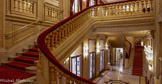 <center>L’opéra de Nice.</center>Le hall d'entrée. Face à la porte d'entrée de l'Opéra se trouve l'escalier d'apparat qui dessert la grande salle.