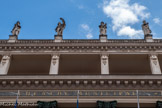 <center>L’opéra de Nice.</center>Quatre statues, de 2 mètres de haut, du sculpteur Monetta (ou Raimondi ?) représentent la Tragédie (Melpomène), la Comédie (Thalie), la Musique (Euterpe) et la Danse (Terpsichore).
