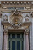 <center>L’opéra de Nice.</center>Meyerbeer. Au-dessus du médaillon, des instruments de musique sont entourés de palmes.