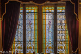 <center>L’opéra de Nice.</center>Le bar. Les vitraux de cristal granulé sont réalisés par l'émailleur verrier niçois Fassy. Sur ces vitraux est représenté Méphistophélès du Faust de Gounod.