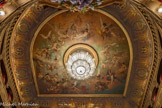 <center>L’opéra de Nice.</center>La fresque du grand plafond a été réalisée par le peintre mentonnais Emmanuel Costa. Elle représente un vaste ciel mythologique. Les Italiens de la fin de la Renaissance et du début de l'Art Baroque sont les initiateurs de ces plafonds s'ouvrant sur le ciel.
L'œuvre de Costa est symbolique. Dans un style très académique, elle représente Apollon, dieu des arts et de la musique, et Aphrodite, déesse de l'amour associés à d’autres personnages et créatures de la mythologie, disposés en une sorte de ronde harmonieuse. A gauche, les médaillons de Wagner et Bizet. A droite ceux de Debussy et Borodine.