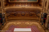 <center>L’opéra de Nice.</center>Les médaillons entourant le plafond contiennent, alternativement, une lyre et le nom d'un compositeur, ici Mozart et Rossini.