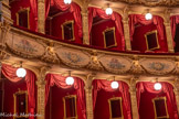 <center>L’opéra de Nice.</center>Entre les loges du premier et du deuxième rangs, alternativement des masques et des lyres.