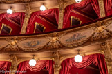 <center>L’opéra de Nice.</center>Entre les loges du premier et du deuxième rangs, alternativement des masques et des lyres.