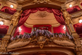 <center>L’opéra de Nice.</center>La loge royale. Les cariatides tiennent une couronne de fleurs.