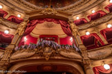 <center>L’opéra de Nice.</center>La loge royale. Au-dessus on peut voir deux médaillons portant les noms de Verdi et Gounod.