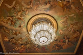 <center>L’opéra de Nice.</center>Le grand plafond peint est éclairé par un monumental lustre en verre taillé réalisé par l'émailleur verrier niçois Fassy. Il pèse près d’une tonne, et compte six cent lampes.