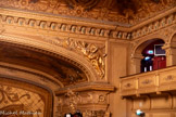 <center>L’opéra de Nice.</center>Une victoire ailée couronne un médaillon avec une branche de laurier.