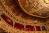 <center>L’opéra de Nice.</center>Entre l'amphithéâtre et le paradis, alternativement des couronnes de laurier et des têtes féminines. Dans les médaillons, Bizet et Wagner.