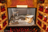 <center>L’opéra de Nice.</center>L’avant-scène mesure 13 mètres de large, pour une hauteur de 14 mètres et une profondeur de 19 mètres. Décors pour Madame Butterfly, en commémoration du centenaire de la mort de Puccini.