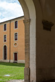 <center>Sorèze</center>La cour des Rouges. Les élèves prennent l’habitude de graver leur nom sur les murs de l’Ecole... sans autorisation. Cette pratique est instituée par la suite et donne lieu jusqu’en 1991 à des graffiti sur les pilastres de la cour des Rouges, encore visibles aujourd’hui. Certains élèves font appel à des graveurs sur pierre
