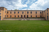 <center>Sorèze</center>La cour des Rouges. Les élèves sont répartis en quatre sections. Le vert représente les primaires, le jaune les collégiens, le bleu les lycéens et le rouge les futurs bacheliers. Pour chaque division, il existe des salles de classe, des dortoirs, un réfectoire et une cour de récréation. La cour des Rouges, au cœur du système éducatif du collège, est la plus prestigieuse
