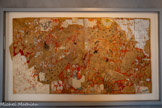 <center>Le musée Dom Robert et de la tapisserie du XXe siècle</center>Les Paons de Palaja
DOM ROBERT (1907-1997)
Fragments, Carton de la tapisserie L’Été Technique mixte 1941-1985 120 x 223 cm
<br>
Ce carton est la partie centrale du premier carton de Dom Robert, L’Été, découpé par l'artiste lui-même en 1985 pour créer la tapisserie Les Paons de Palaja. Le tissage a alors été confié à un jeune couple de lissiers, Sylvie Hermant et François-Xavier Letournelle. Ces derniers ont fait don du carton au musée en 2018, permettant ainsi la redécouverte d'un document d'une grande valeur historique car composé par Dom Robert en 1941 sur les conseils de Jean Lurçat.