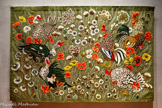 <center>Le musée Dom Robert et de la tapisserie du XXe siècle</center>Jeu d'échecs.
D’après DOM ROBERT (1907-1997)
Tapisserie de basse lisse. Laine et coton.
Atelier Goubely - La Beauze, Aubusson, 2001 Carton de 1983 124 x 187,5 cm. <br> Cette tapisserie est typique de la série des cours de ferme, thématique i chère à Dom Robert de L'Herbe haute à Canards de Loul, depuis son retour à En Calcat dans les années i960. Les volailles qui s’égaient dans les prairies et qu’il croque dans ses carnets lui fournissent la matière première de nouvelles compositions. Une variante, intitulée Face à face, donne la clé de ce Jeu d'échecs. Trois canards face à trois coqs se toisent dans une prairie de graminées et de coquelicots. Le rouge des crêtes de coq et des becs de canards, rivalisent avec celui des corolles de coquelicots.