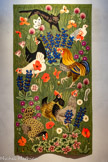<center>Le musée Dom Robert et de la tapisserie du XXe siècle</center>Le Chat noir
D’après DOM ROBERT (1907-1997)
Tapisserie de basse lisse. Laine et coton.
Atelier Tabard, Aubusson, 1969 Carton de 1969 248 x 133 cm <br> Cette tapisserie d’un format allongé, assez rare chez Dom Robert, a connu un grand succès. Elle s’est déclinée en une variante avec Le Chat perché et un extrait nommé Les Trois poules. Le chat est un animal régulier dans le bestiaire de Dom Robert, celui de cette tapisserie est le premier représenté au sein d’un motif champêtre. Une référence littéraire prend racine ici, le conte de Serge Prokofiev, Pierre et le loup, dans lequel un chat noir passe dans un pré ou des animaux de basse-cour se trouvent. Le chat, au milieu des fleurs, observe d’un œil vif les poules. La flore quant à elle très diverses présente tout autant des coquelicots, des primevères ou encore des sauges bleues.