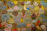 <center>Le musée Dom Robert et de la tapisserie du XXe siècle</center>Le Soleil pour témoin.
DOM ROBERT (1907-1997).
Tapisserie de basse lisse. Laine et coton.
Atelier Goubely, Aubusson, 1997. Carton de 1978 211 x 396 cm <br> Le titre de cette œuvre évoque une chanson des années 1930 interprétée par Mireille : Couchés dans le foin avec le soleil pour témoin. Quinze ans après Ombelles, cette composition est une autre variation sur ce thème, dans une palette tout à fait neuve et élargie. Les différents stades de floraison ainsi que les angles de vues multiples sont prétextes à une profusion de formes et de couleurs. Le traitement original du fond vert-jaunâtre évoque les herbes sèches de la fin de l’été. Les différentes techniques de tissage utilisées ajoutent à la vibration de la composition : chinés pour le fond et les ombelles (mélange de fils sur un même brin de laine), battages (passage en dents de scie d’une couleur à l’autre) et aplats pour les papillons et les coquelicots. Dom Robert maîtrisait pleinement la technique des lissiers au point d’utiliser la technique pour créer des effets esthétiques.